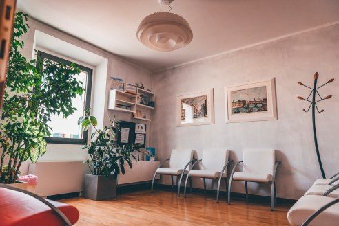La sala d’attesa, con le sedie e le piante