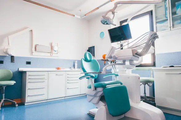 Una sala di cura dello studio, con la poltrona verde e il riunito