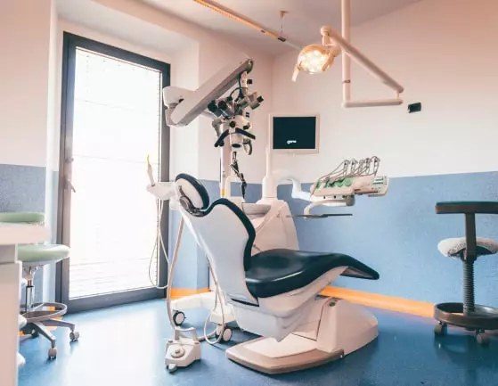 Una seconda sala di cura, luminosa, con il grande finestrone
